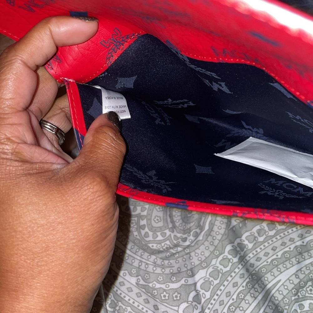 Crossbody new authentic - Picture 4 of 4
